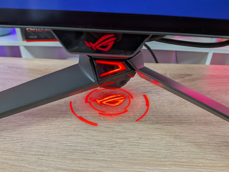 ASUS ROG Swift OLED PG32UCDP Licht auf dem Tisch.jpg